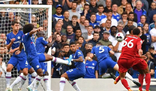 Trent Alexander Arnold anotó para el Liverpool, que derrotó al Chelsea este domingo en la Premier League de Inglaterra. LA PRENSA/AFP / OLLY GREENWOOD