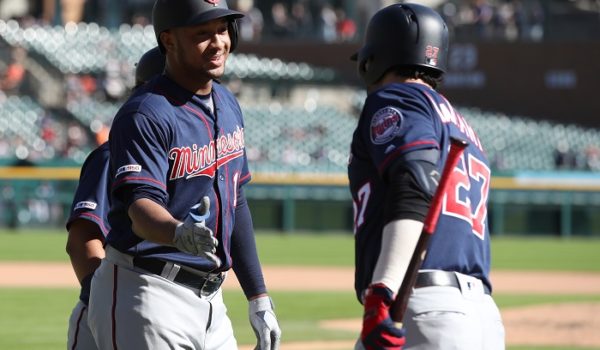 Jonathan Schoop dio el jonrón 300 de los Mellizos de Minnesota en la temporada, siendo este equipo el primero en llegar a esta cifra en la historia de Grandes Ligas. LA PRENSA/Gregory Shamus/Getty Images/AFP