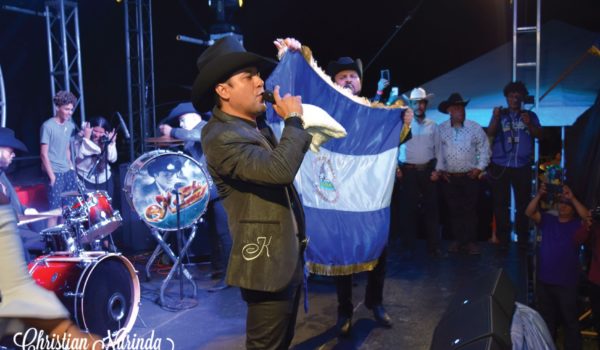 K-Paz de la Sierra invita a subir a uno de sus conciertos a Irlanda Jerez y juntos gritan: «¡Viva Nicaragua libre»