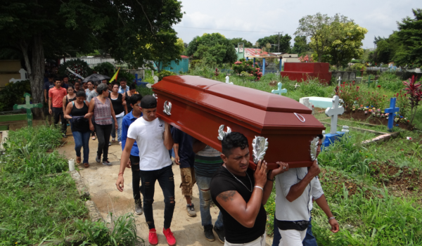 Entierran a la niña de 12 años secuestrada y envenenada por su padre en Masaya