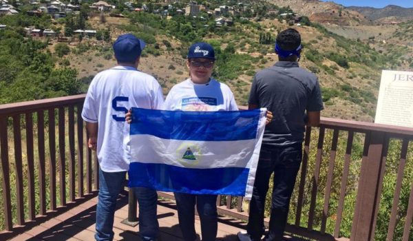 Dos nicaragüenses que recibieron la aprobación de asilo político en Estados Unidos, junto a una colaboradora de NAHRA. Texas