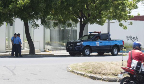 De 7:00 a 7:00, seis días de permanente acoso policial al diario LA PRENSA