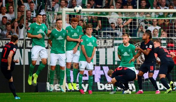 Marcel Sabitzer anotó de tiro libre uno de los goles del Leipzig ante el Werder Bremen, este sábado en la Bundesliga. LA PRENSA/AFP / PATRIK STOLLARZ