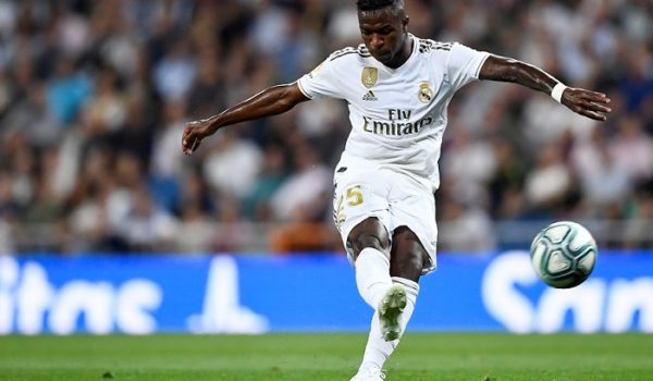 Vinicius abrió el marcador para el Real Madrid, que venció al Osasuna este miércoles en la jornada de la Liga española. LA PRENSA/AFP / OSCAR DEL POZO
