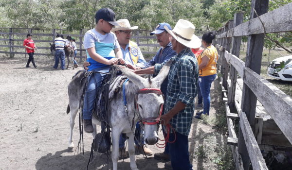 Ayudan con equinoterapia a niños con autismo en Somoto, Madriz