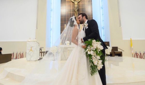 Los símbolos azul y blanco en la boda de Adriana Paniagua