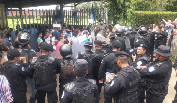 Antimotines rodean a familiares de presos políticos en los juzgados de Managua