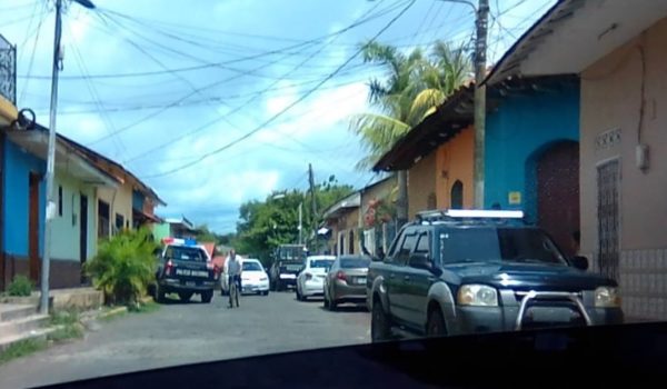 Policía Orteguista intenta entrar por la fuerza a las instalaciones de Radio Darío en León