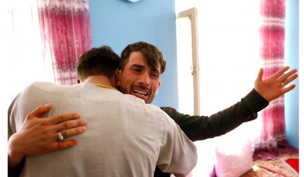 «Ojalá nos hubiéramos muerto»: la pareja que sobrevivió el día de su boda a un ataque de Estado Islámico en el que murieron 80 personas