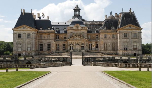 Un comando de seis encapuchados roban 2 millones en joyas de un castillo