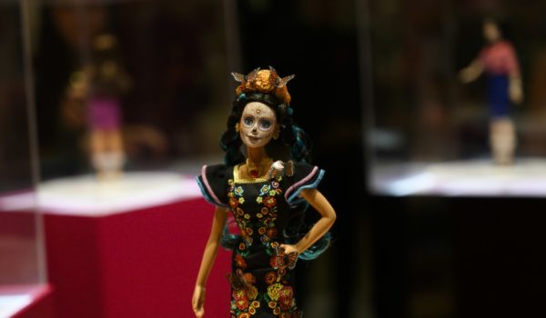Presentan en México una Barbie edición especial del Día de los Muertos