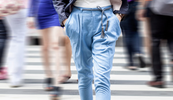 Ya no les tengás miedo, así se usan los pantalones con aire retro varonil