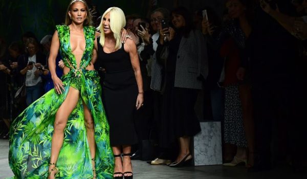 Así fue el desfile de Jennifer López para Versace con un vestido que usó hace 19 años