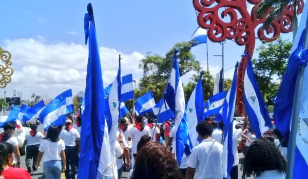 desfile rojinegro