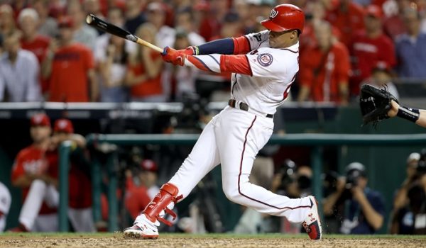 Juan Soto bateaba de 3-0 antes de dar el hit que le dio la victoria a los Nacionales de Washington ante los Cerveceros de Milwaukee, este martes en el partido de comodines de la Liga Nacional. LA PRENSA/Rob Carr/Getty Images/AFP