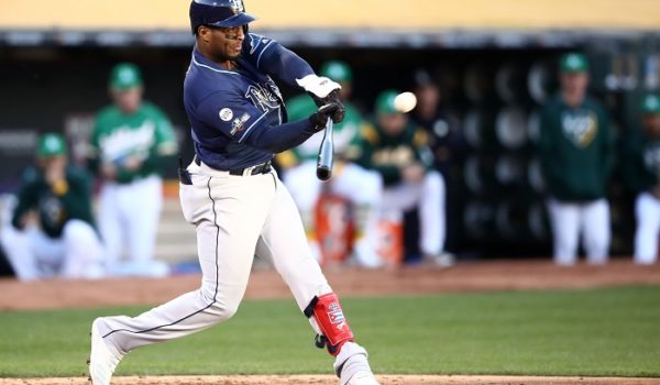 Yandy Díaz dio su segundo jonrón del partido en la tercera entrada, para guiar a la victoria a los Rays de Tampa Bay sobre los Atléticos de Oakland, en duelo de comodines de la Liga Americana este miércoles. LA PRENSA/Ezra Shaw/Getty Images/AFP