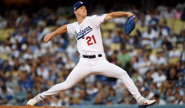 Walker Buehler solo permitió un hit y ponchó a ocho en seis entradas, para guiar al triunfo a los Dodgers de los Ángeles sobre los Nacionales de Washington, este jueves en el primer juego de serie divisional de la Liga Nacional. LA PRENSA/Harry How/Getty Images/AFP