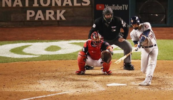 Robinson Chirinos dio de jonrón en el triunfo de los Astros de Houston sobre los Nacionales de Washington, en el tercer juego de la Serie Mundial este viernes. LA PRENSA/Win McNamee/Getty Images/AFP
