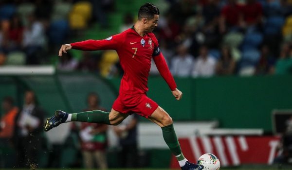 Cristiano Ronaldo anotó uno de los tres goles con los que Portugal derrotó a Luxembugo este viernes en Lisboa, en las eliminatorias para la Eurocopa 2020. LA PRENSA/AFP / CARLOS COSTA