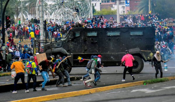El gobierno de Ecuador baja los precios de los combustibles tras el acuerdo con los movimientos indígenas