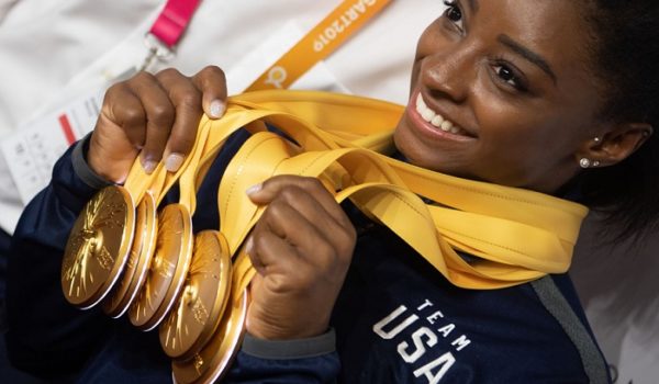 Simone Biles es la atleta con más medallas en mundiales de gimnasia, con 25. LA PRENSA/AFP / DPA / Marijan Murat
