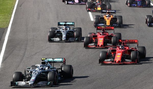 Valtteri Bottas al frente de la carrera en el Gran Premio de Japón, donde confirmó el título de constructures de la Fórmula 1 a Mercedes. LA PRENSA/AFP / Behrouz MEHRI