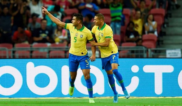 Casemiro (5) marcó el gol del empate para Brasil ante Nigeria, en el amistoso realizado este domingo en Singapur. LA PRENSA/AFP / Roslan RAHMAN