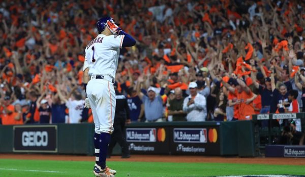 Carlos Correa se permitió disfrutar la ovación de los aficionados de los Astros de Houston, al dejar en el campo a los Yanquis de Nueva York con su cuadrangular. LA PRENSA/Mike Ehrmann/Getty Images/AFP