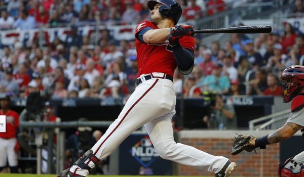 Adam Duvall bateó jonrón como emergente, en la victoria de los Bravos de Atlanta ante los Cardenales de San Luis. LA PRENSA/Kevin C. Cox/Getty Images/AFP