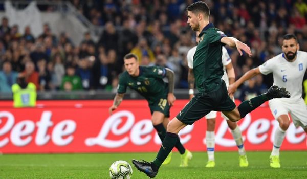 Jorginho anotó de penalti el primero de los dos goles de Italia frente a Grecia, este sábado en las eliminatorias para la Eurocopa 2020. LA PRENSA/AFP / Alberto PIZZOLI