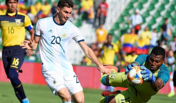 Lucas Alario (20) anotó uno de los seis goles con los que Argentina derrotó a Ecuador, este domingo en un amistoso realizado en Elche, España. LA PRENSA/AFP / JOSE JORDAN