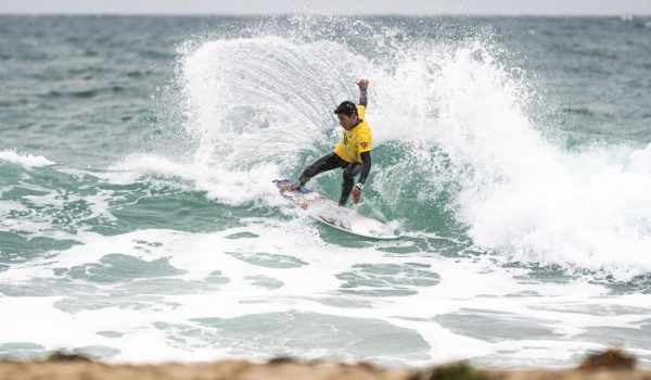 Jason Vado obtuvo puntaje de 9.10 en la primera ronda de la categoría Sub-18 del Mundial de Surf Juvenil. LA PRENSA/CORTESÍA/ISA/SEAN EVANS