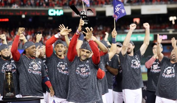 Dave Martínez, mánager de los Nacionales de Washington, levanta el trofeo de campeón de la Liga Americana. LA PRENSA/Rob Carr/Getty Images/AFP