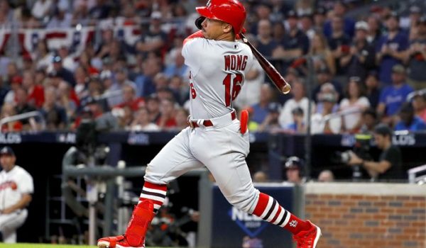 Kolten Wong impulsó dos carreras en el noveno inning, para marcar la diferencia en el triunfo de los Cardenales de San Luis sobre los Bravos de Atlanta, este jueves en la serie divisional de la Liga Nacional. LA PRENSA/Kevin C. Cox/Getty Images/AFP