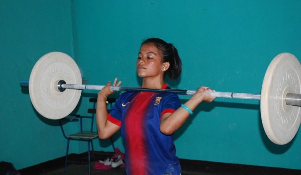 María Alejandra Navarro compite en la categoría de los 49 kilogramos del levantamiento de pesas y así lo hará en los Juegos Olímpicos de Tokio 2020. LA PRENSA/ARCHIVO/CARLOS MONTEALTO