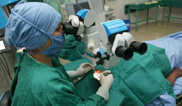 Imagen de archivo de atención oftalmológica en Bolivia por médicos y asistentes cubanos. LA PRENSA/ARCHIVO
