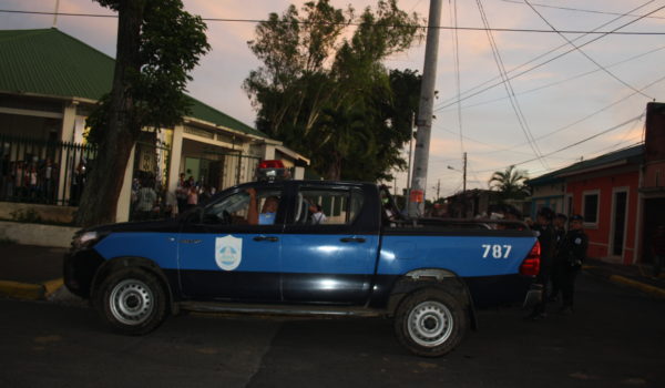 Policía Orteguista asedia a familiares en una misa para recordar a los asesinados en Carazo