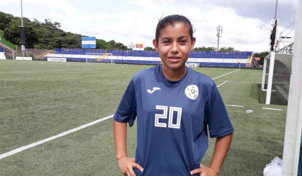 La jugadora de la Selección de Futbol que trabaja en mercado capitalino para poder estudiar