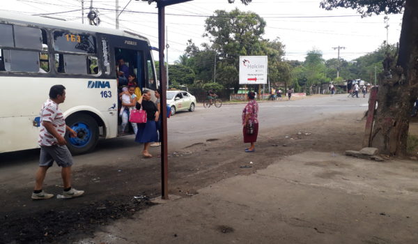 Delincuentes asaltan a dos hombres en parada de bus y se llevan 40 mil córdobas