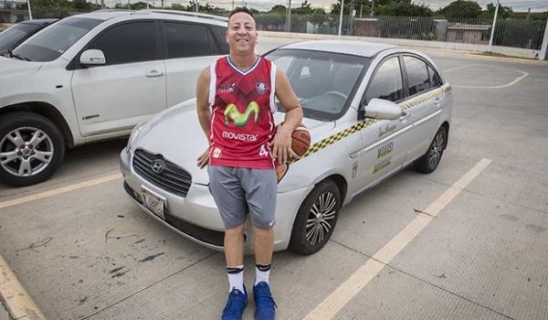 Carlos «El Pollo» González, el jugador de baloncesto que reparte su tiempo entre la cancha y su taxi