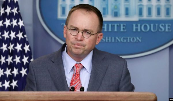 Demócratas piden a Mulvaney que testifique en investigación de juicio político