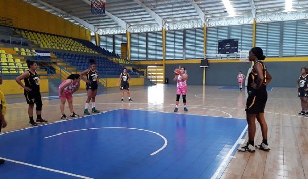 Jass espera invicto oponente en la final del baloncesto femenino