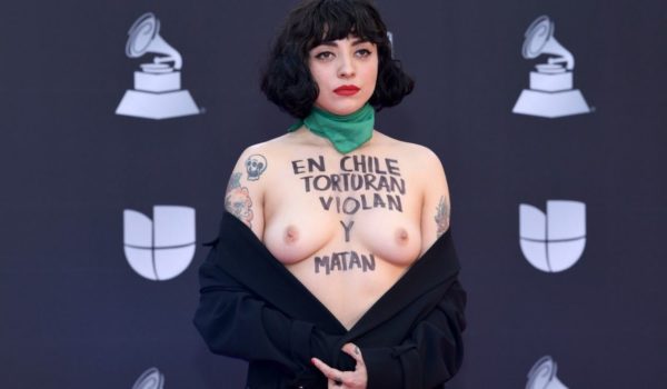 “En Chile torturan, violan y matan”, el mensaje que se escribió en los senos Mon Laferte para la alfombra de los Latin Grammy