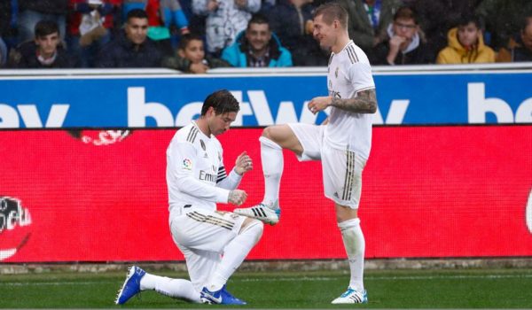 La defensa del Madrid asume la delantera en Vitoria