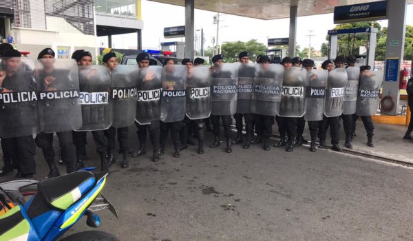 Policía Orteguista agrede a periodistas y manifestantes en un plantón en Carretera a Masaya
