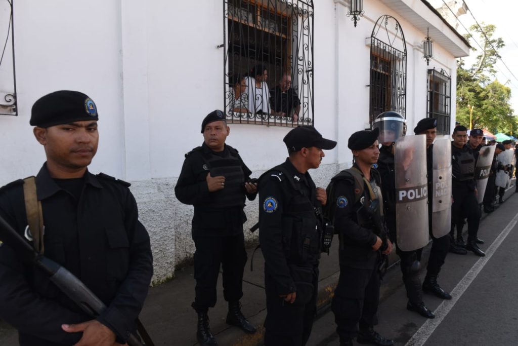 asedio a iglesia católica