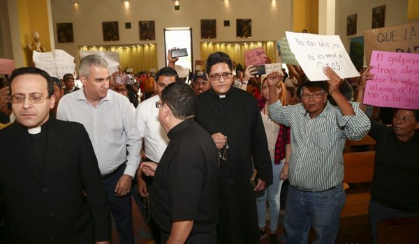Sacerdote agredido en Catedral de Managua: «Haré una serie de exorcismos por estos hermanos que están siendo instrumento de Satanás»