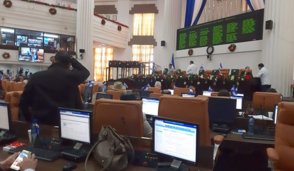 Diputados orteguistas pretenden reformar la Constitución con la excusa de nombrar a «nuevos héroes nacionales»