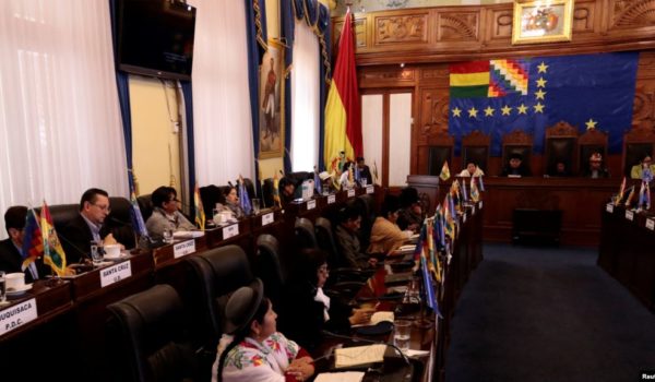 Presidenta interina de Bolivia convoca a elecciones; legisladores aceptan renuncia de Evo Morales