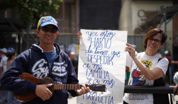 Gobierno encargado insta a los venezolanos a mantenerse en protesta permanente
